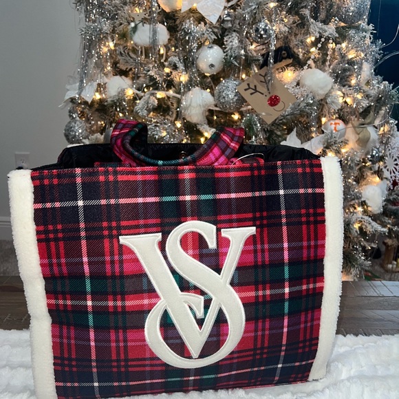 Victoria Secret Sherpa Tote & PINK Blanket Set - Picture 9 of 12